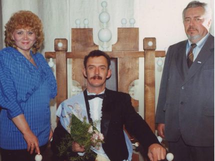 Värskelt Torgu kuningaks löödud Kirill I , õuedaam Lea Kuldsepp ning Torgu Kuningriigi asutaja Leevi Häng 28. novembril 1992 a Kuressaare kultuurimajas.