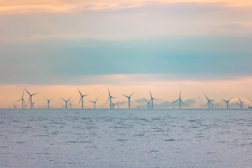 Wind-Turbine-Park-In-The-Netherlands-20km   /   Ilmavõrgust leitud vaade Hollandi mererannalt, väidetavalt ca 20 km kaugusel asuvale tuulepargile (ilmselt väiksema suurusega tuugenid, kui on siia planeeritud). Sellise pildi pealt on muidugi üliraske mastaape hinnata. Sörulastele saab siiski hästi tuntud orjentiiriks olla vaade Kuramaa rannale Sääre tipust. Kuramaa jääb ca 30 km kaugusele ja sealse rannavalli maksimumkõrgus on ca 20 m. Kui lisada sellele rannamändide kõrgusena veel kuni 30 m, siis saaksime Säärelt nähtavaks Kuramaa ranna kõrguseks umbes 50 m. Nii saab sellega (ca 50 m kõrgust ca 30 km kaugusel) võrreldes enam-vähem ette kujutada vaadet kuus korda kõrgemale ning kolm korda lähemal asuvale tuugenite parvele (üle 300 m kõrgust 10 km kaugusel). Kuis tundub? Suurim mure seoses hiigeltuulepargiga ei seostu siiski mitte visuaalse reostusega, vaid mitmesaja tuuliku poolt genereeritava ning omavahel resoneeruva madalsagedusliku müraga (nagu randlastele kohati tuttav laevamootorite müra). Ja lisaks muidugi kalandus.